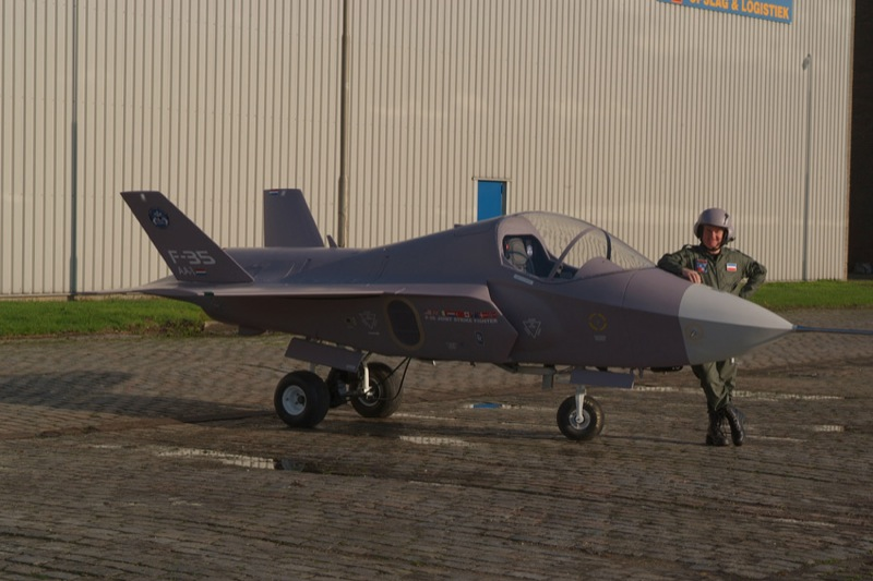 Illustration for article titled Guy Builds F-35 Fighter Jet On His Own